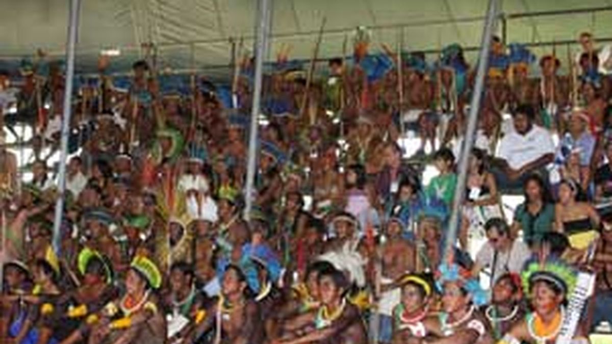 Un grupo de indígenas de diversas etnias participa  en el debate "Pueblos indígenas de Amazonia, Presente y Porvenir de la Humanidad". Foto: EFE