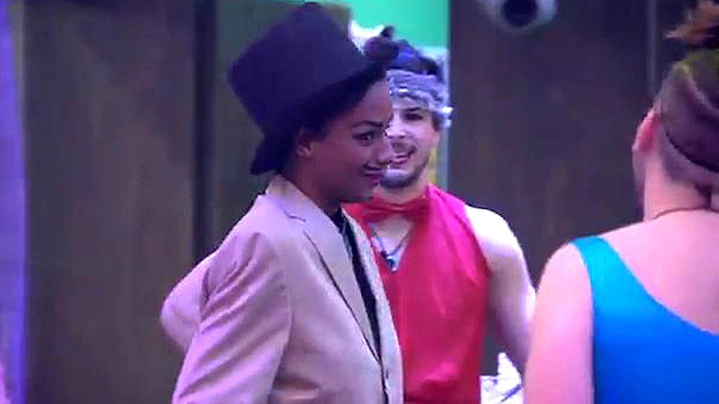 Los hombres, disfrazados de mujeres y viceversa