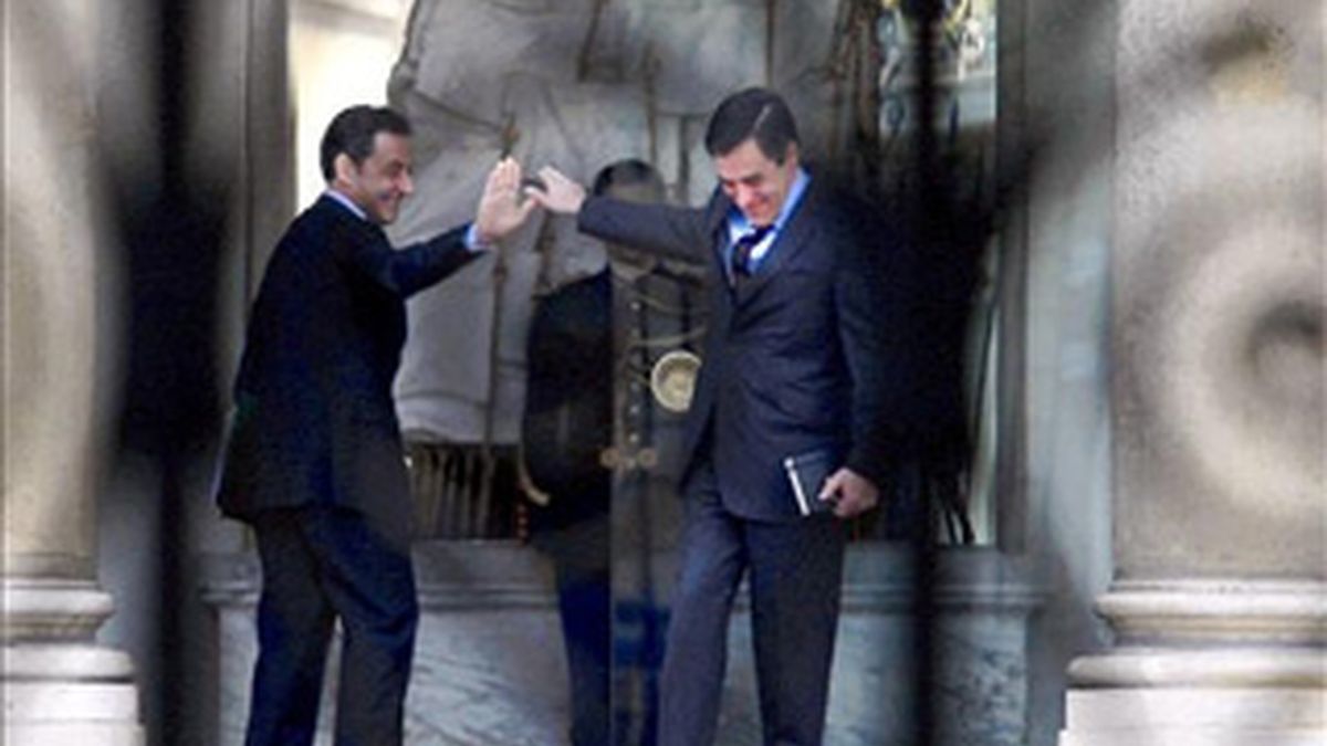 El presidente francés, Nicolas Sarkozy (izda), se despide de su primer ministro, François Fillon (dcha), tras su reunión en el palacio del Elíseo, en París, este lunes. Foto: EFE
