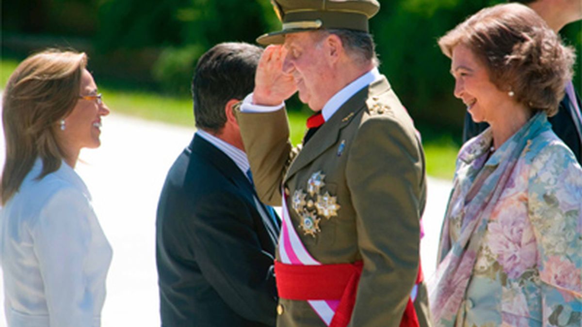 Don Juan Carlos, Doña Sofía y la ministra de Defensa Carme Chacón
