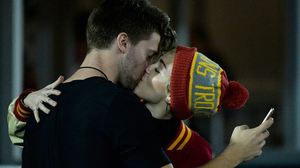 Miley Cyrus y Patrick Schwarzenegger haciéndose el selfie que confirmó su relación