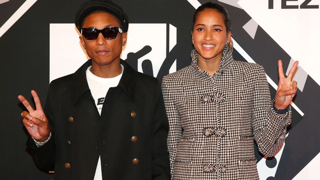 Pharrell Williams con su mujer