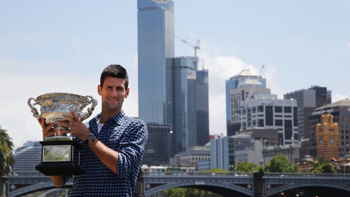 Djokovic posa orgulloso con su quinto trofeo