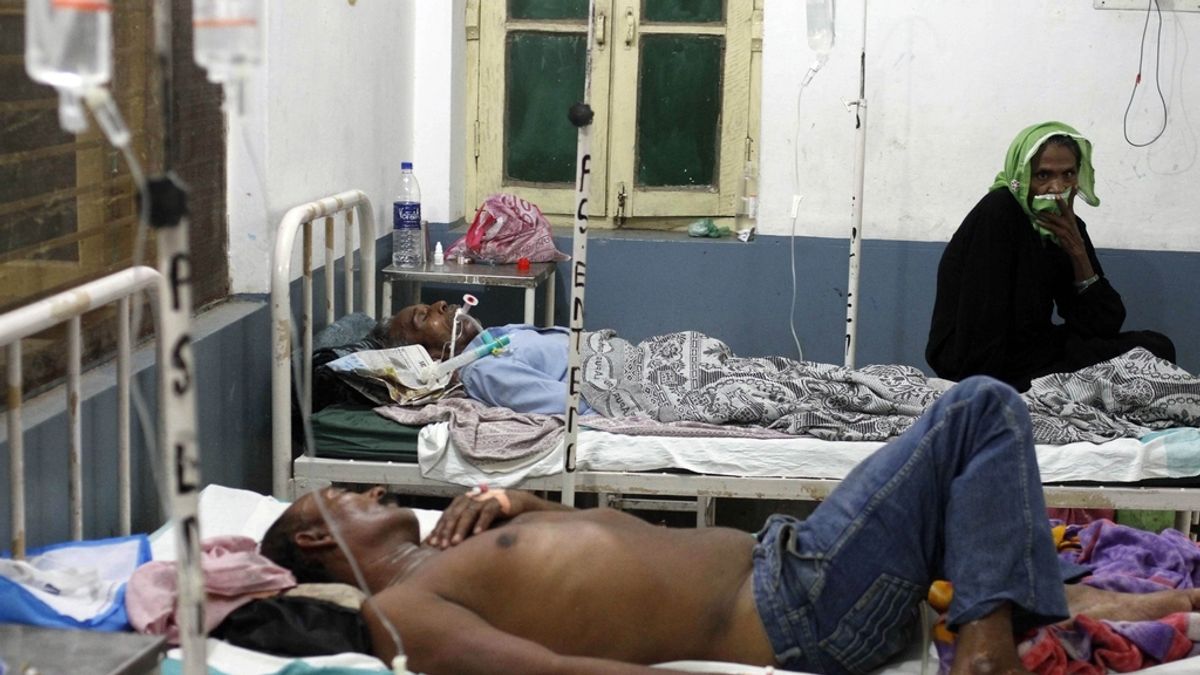 Aumentan a 90 los muertos por consumir alcohol adulterado en India