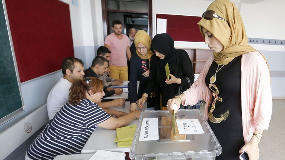 Una mujer deposita su voto en un colegio electoral en Estambul, Turquía
