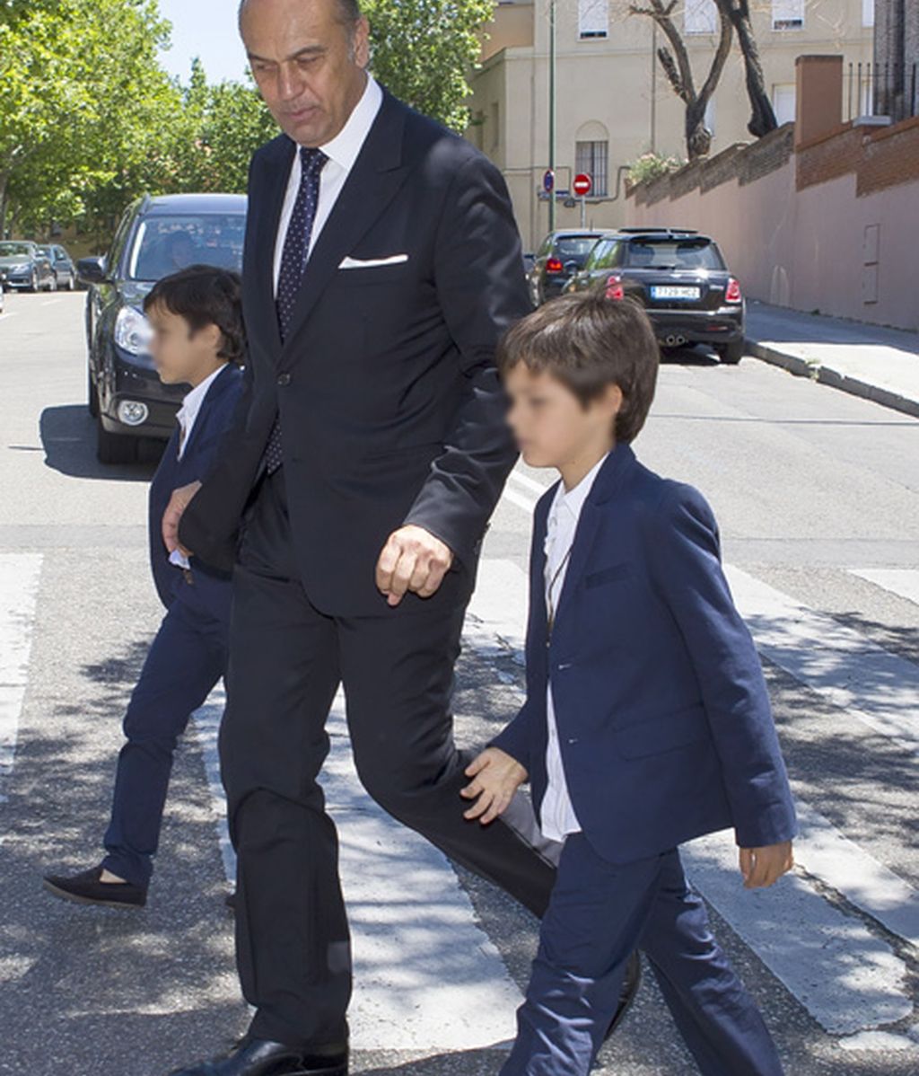 Los mellizos Juan y Jaime vistieron trajes idénticos