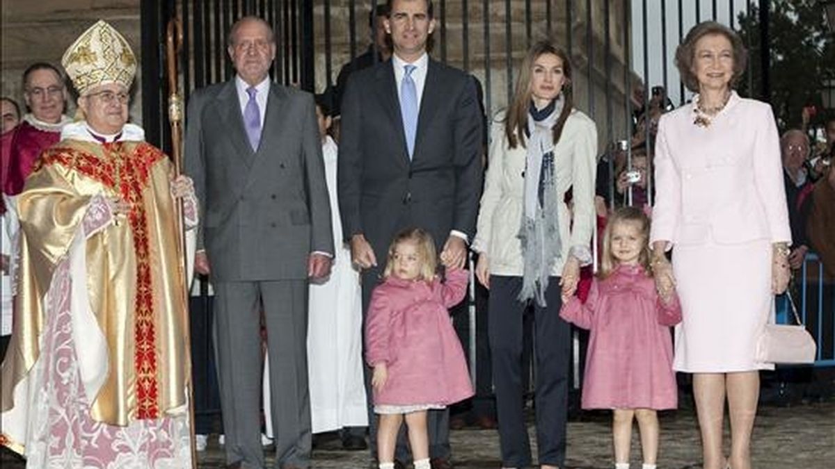 Los Reyes, acompañados de los Príncipes de Asturias, las infantas Leonor y Sofía y el obispo de Mallorca, José Luis Murgui (i), momentos antes de asistir a la misa del Domingo de Resurrección en la Catedral de Palma. EFE