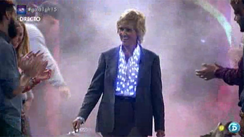 Mercedes entra acompañada de la gallina Falacia