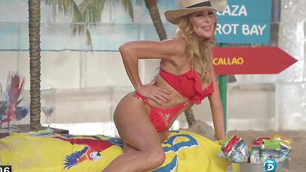 En esta ocasión, la actriz ha elegido un llamativo trikini rojo