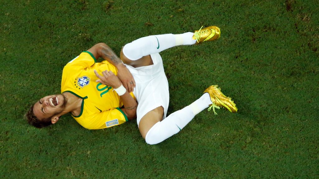El '10' de Brasil acabó siendo retirado por lesión