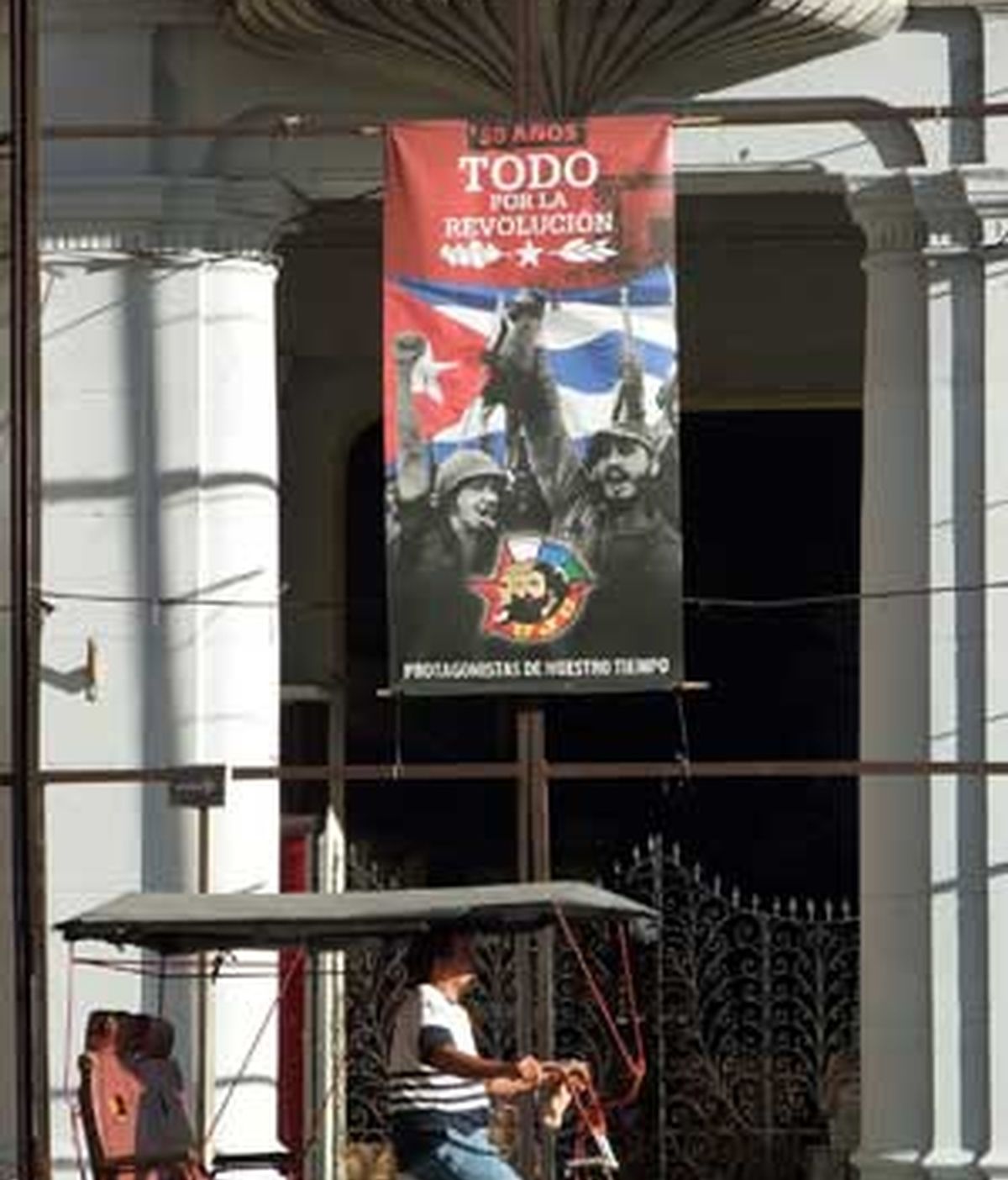 Carteles, banderas e imágenes del líder cubano Fidel Castro han sido colocados en las calles de La Habana. Fotos: EFE.