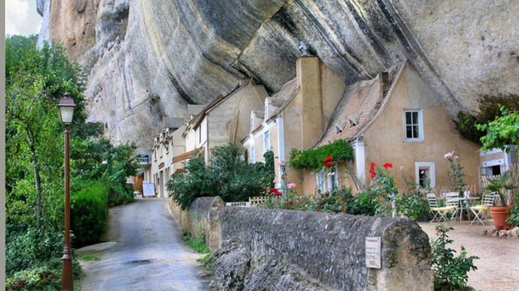 Casas y pueblos construidos bajo las piedras