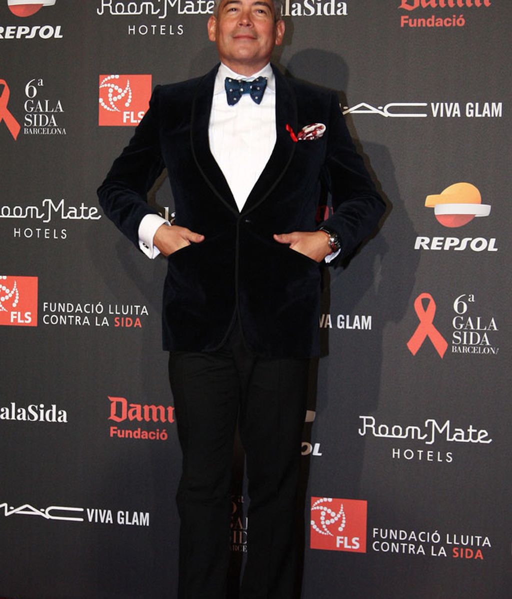 Boris Izaguirre con chaqueta en terciopelo azul marino y pajarita de lunares