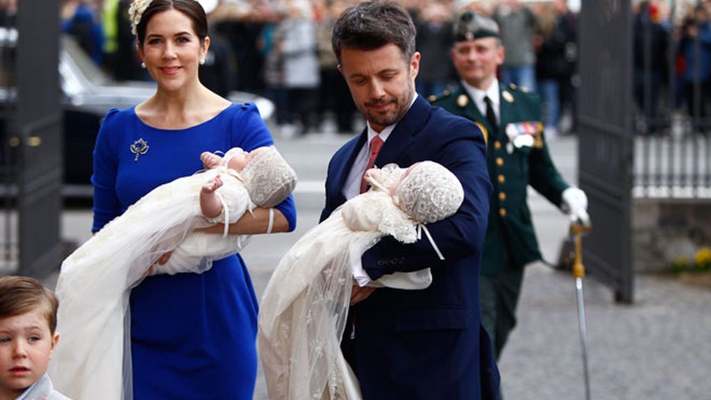 Los príncipes de Dinamarca bautizan a sus mellizos y revelan sus nombres
