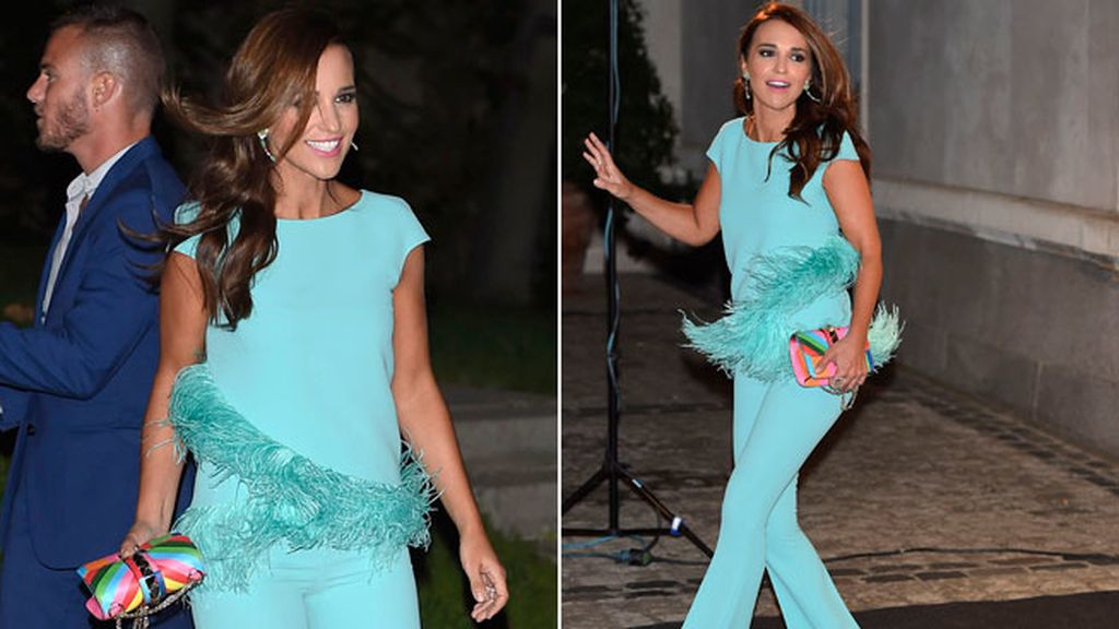 Paula eligió un mono de campana y detalles de plumas