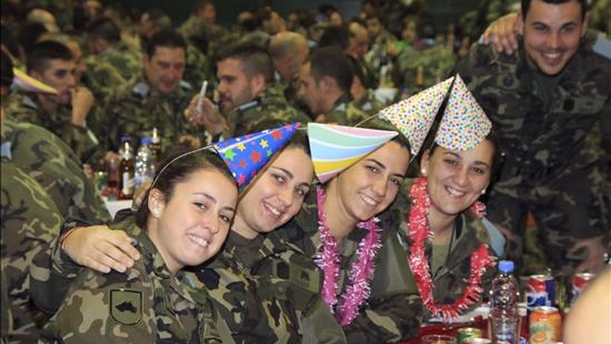 Fotografía facilitada por el Ministerio de Defensa de los militares españoles de la misión UNIFIL de Naciones Unidas (Líbano), durante la celebración del Año Nuevo en la base Miguel de Cervantes de Marjayún, sede de la Brigada Multinacional Este. EFE