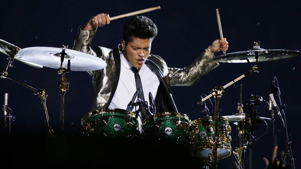 Kevin Costner y Hugh Jackman, bailan a ritmo de Bruno Mars en la Super Bowl