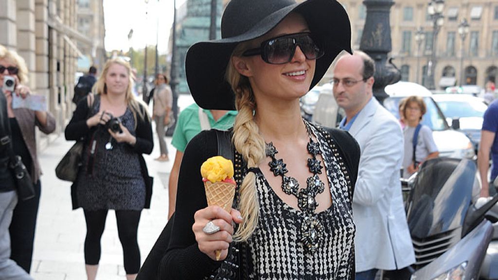 Paris Hilton le pone una nota de color a su look