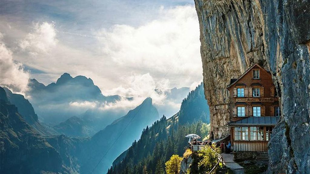Casas y pueblos construidos bajo las piedras