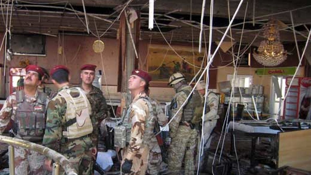 Soldados estadounidenses e iraquíes inspeccionan el restaurante donde un atacante suicida detonó una carga explosiva. Foto: EFE