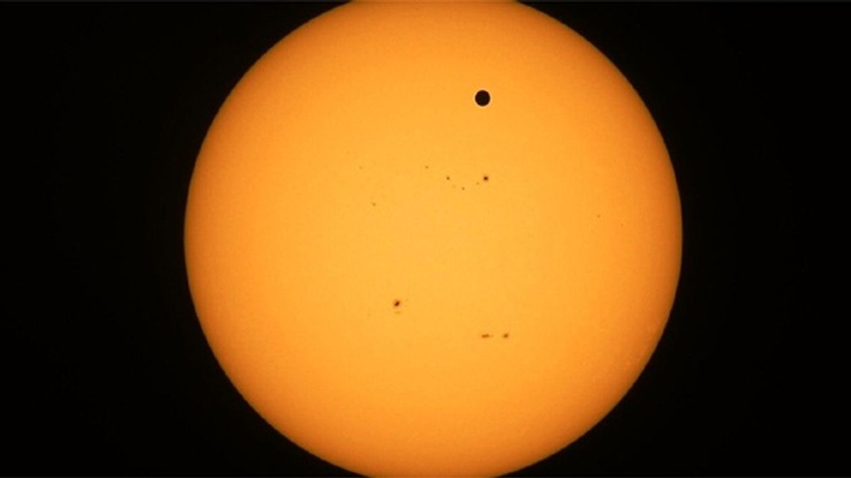 Imagen archivo: Venus delante Sol