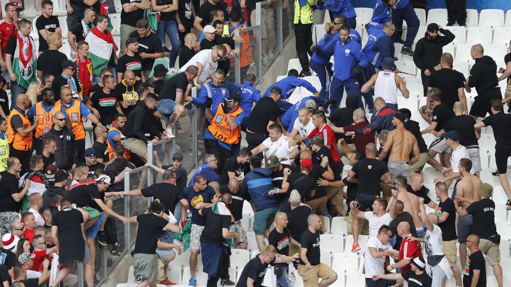 Porras extensibles y gases lacrimógenos para controlar a hooligans húngaros