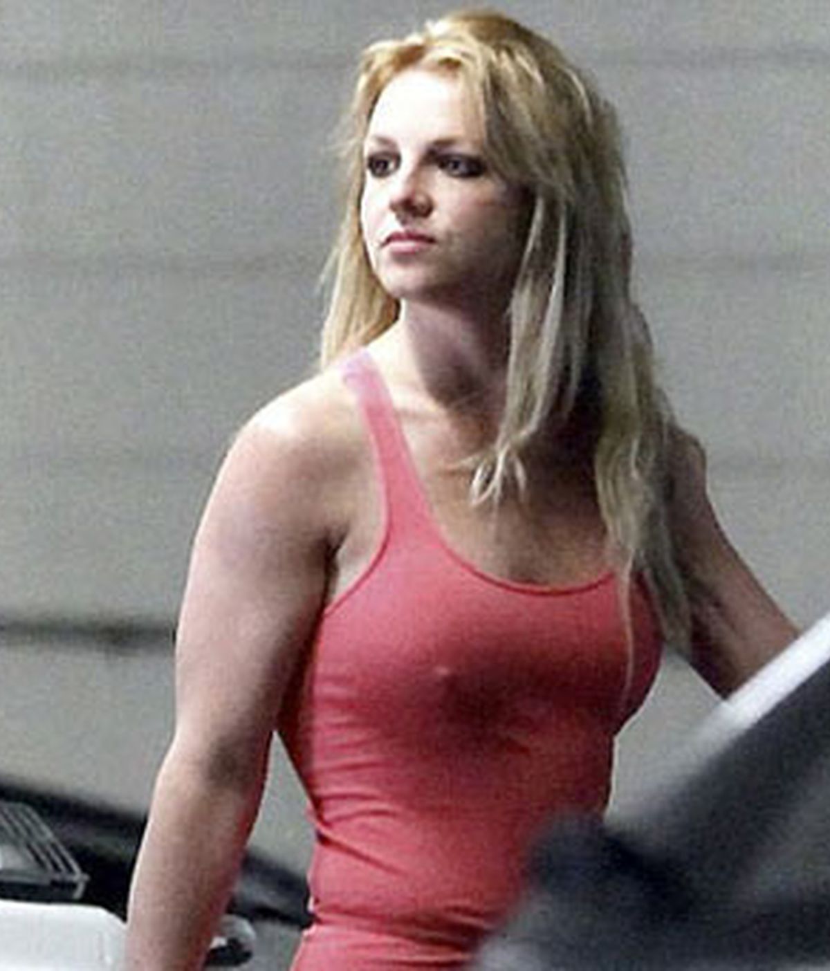 El padre de la cantante Britney Spears está preocupado por la imagen de su hija y le ha prohibido salir de casa sin sujetador para evitar que le hagan fotos comprometedoras. Foto: Archivo