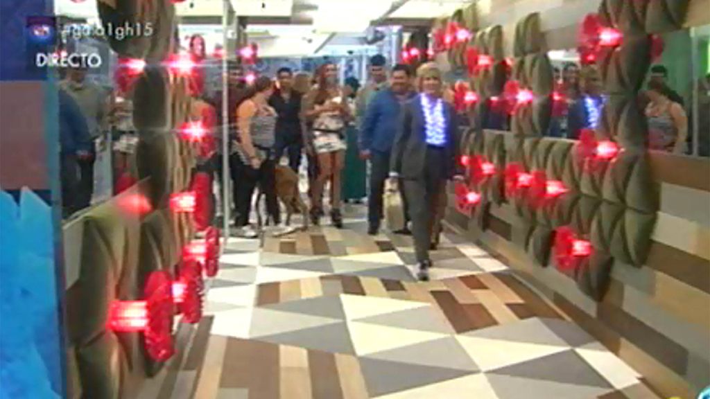 Mercedes entra acompañada de la gallina Falacia