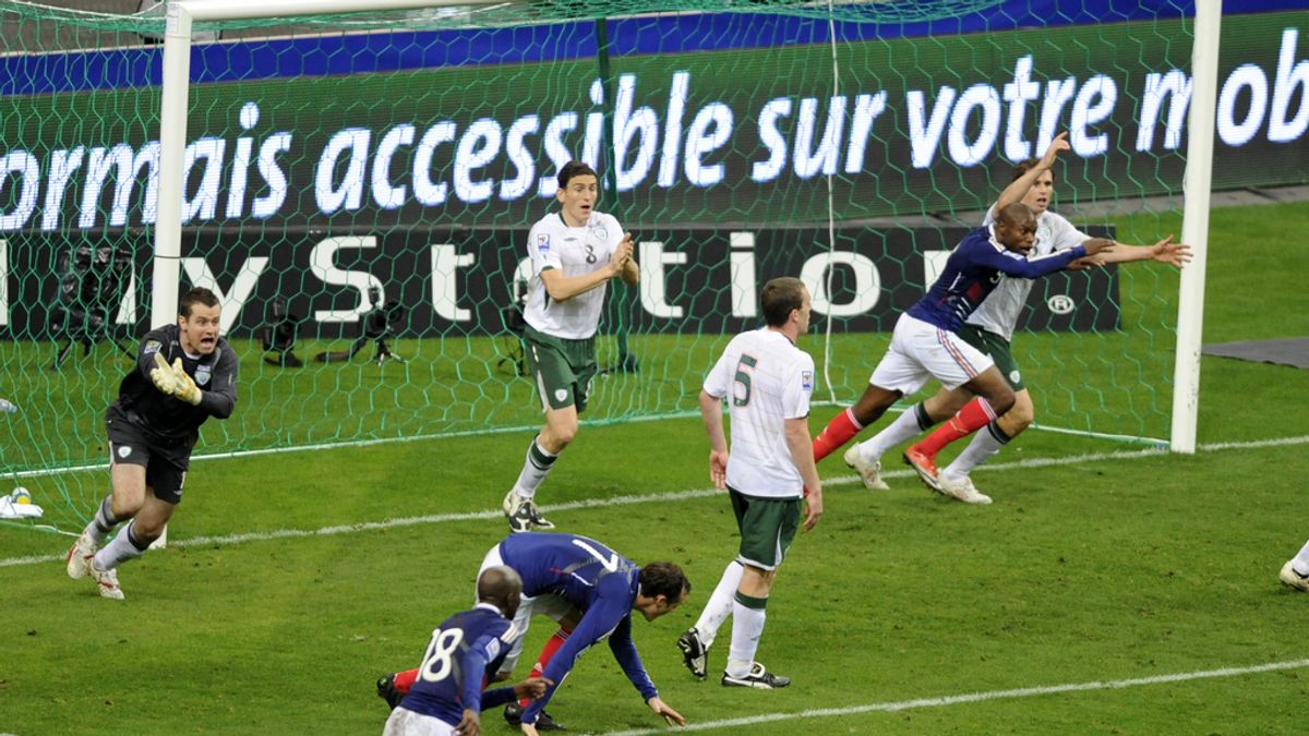 El polémico gol que clasificó a Francia para el mundial de Sudáfrica