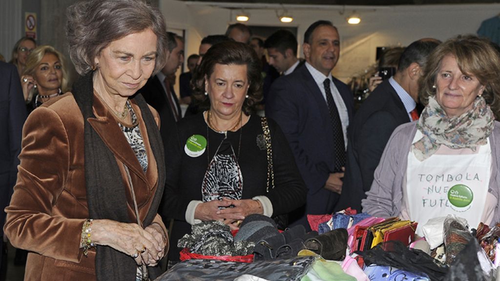 La Reina doña Sofía muy atenta a los puestos de venta