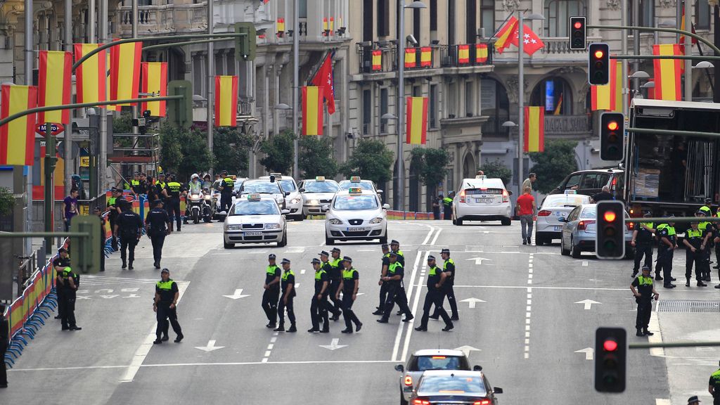 Cientos de personas saludan a los nuevos reyes
