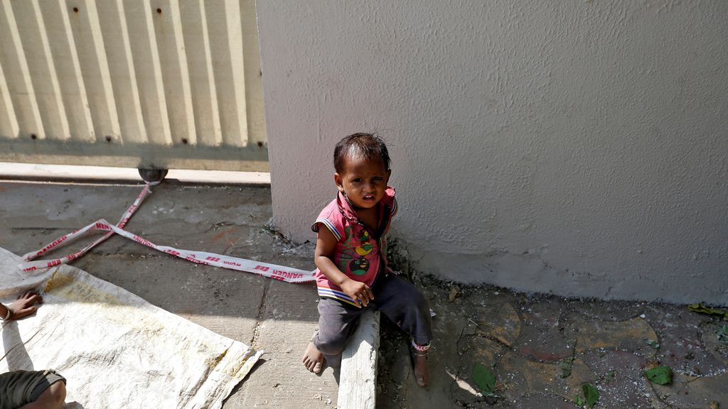 Con 15 meses de edad se pasa el día atada a una piedra