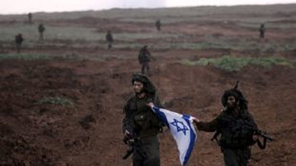 Foto cedida por el ministerio de Defensa israelí (IDF) que muestra a soldados israelíes regresando de la franja de Gaza. Foto: EFE