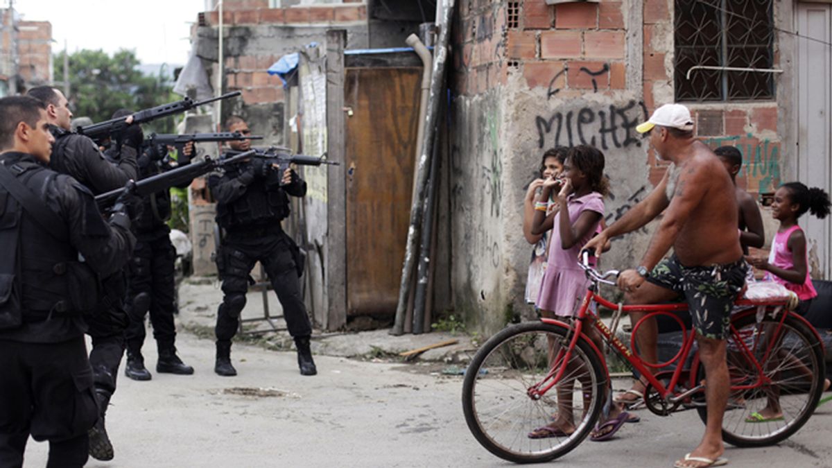 Un grupo de soldados interviene en una favela de Río de Janerio en marzo de 2014