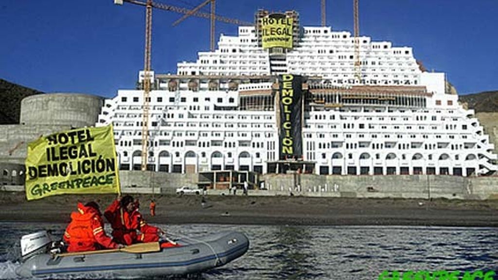 El hotel El Alcarrobico, en Almería fue declarado por varios jueces ilegal, al violar la ley de protección de costas.