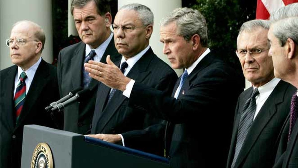 El ex presidente estadounidense George W. Bush junto al director interino de la CIA, John McLaughlin y otros miembros en 2004