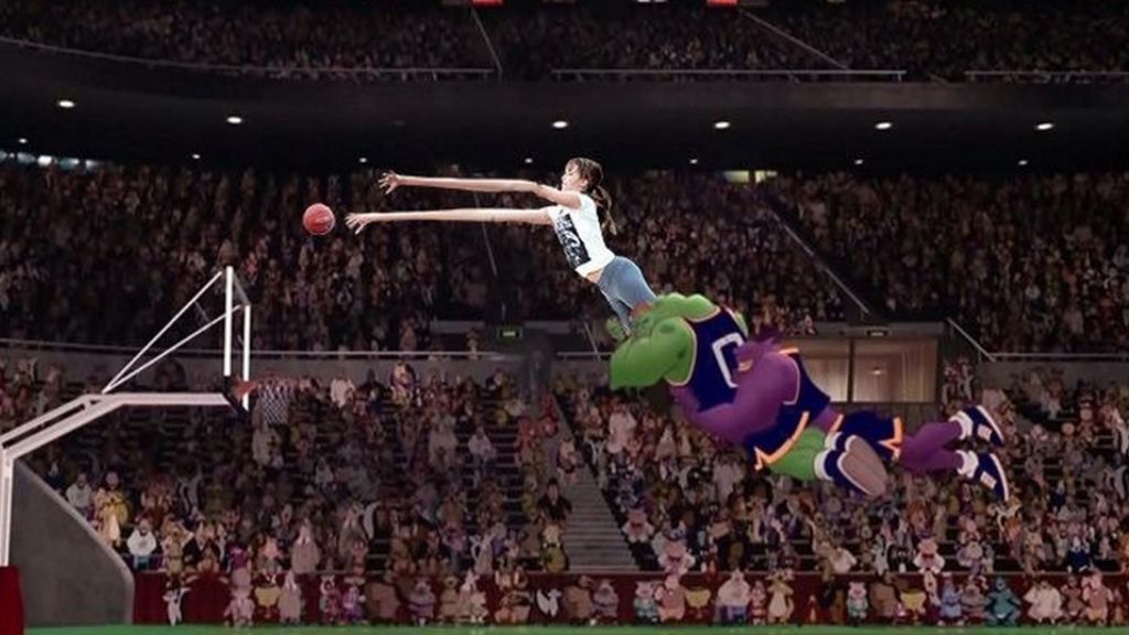 La actriz fue fotografiada mientras intentaba encestar la pelota