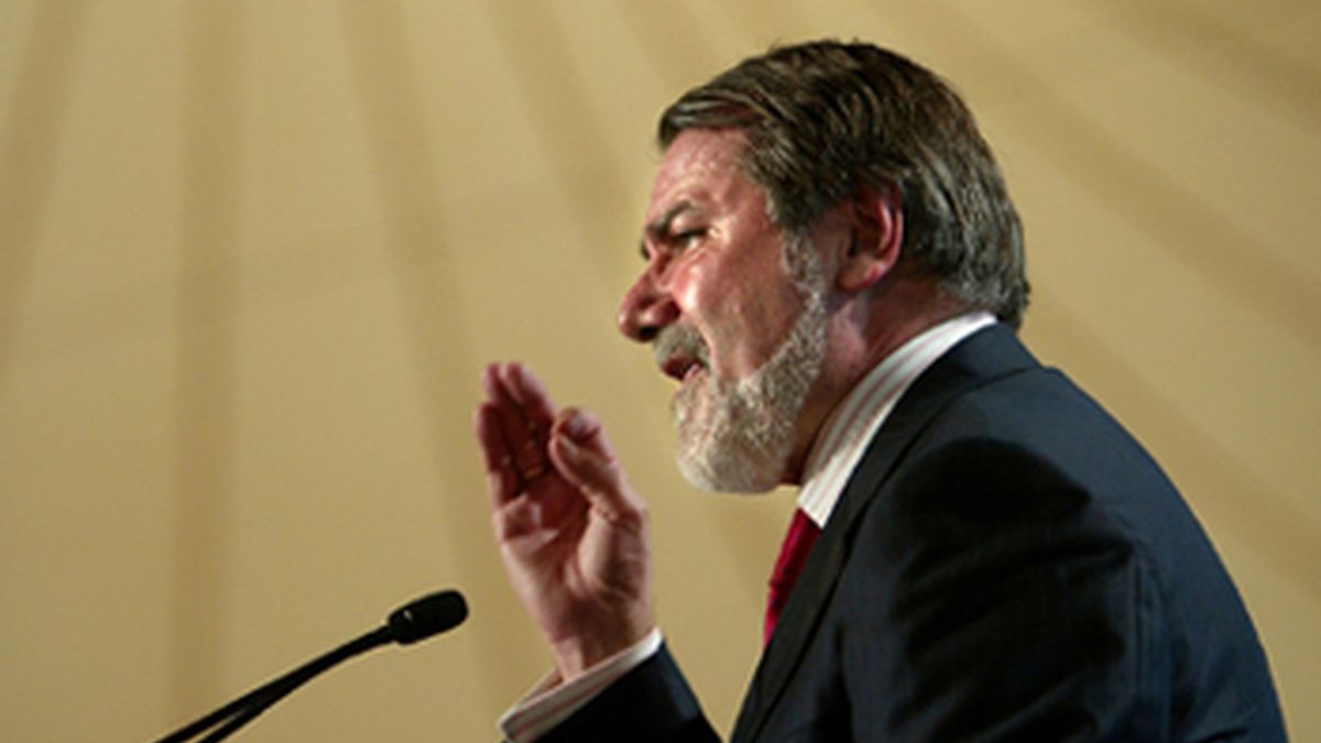 El Gobierno califica de "desvergonzadas" las acusaciones de Oreja y el PSOE exige a Rajoy que le desmienta