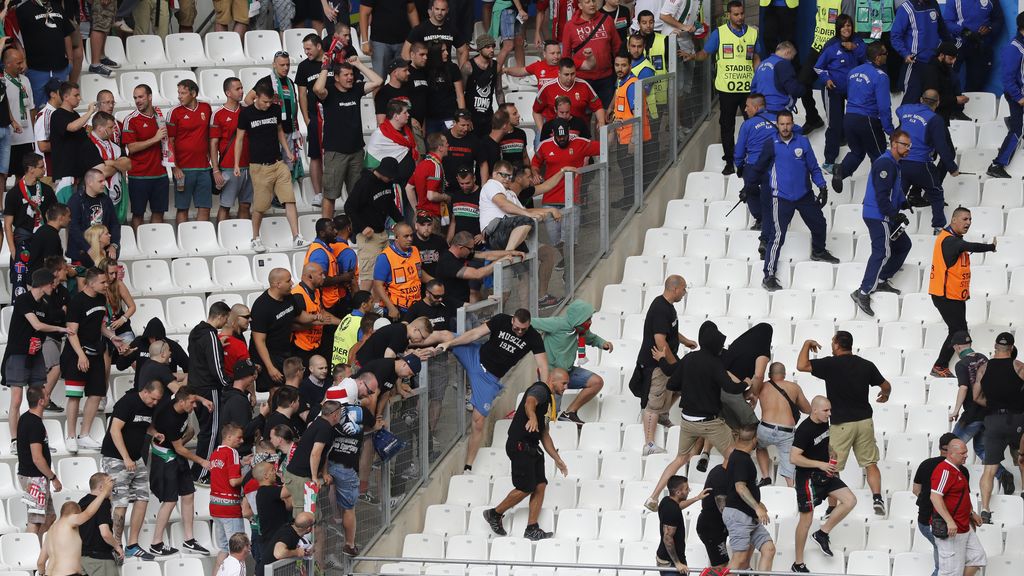 Porras extensibles y gases lacrimógenos para controlar a hooligans húngaros