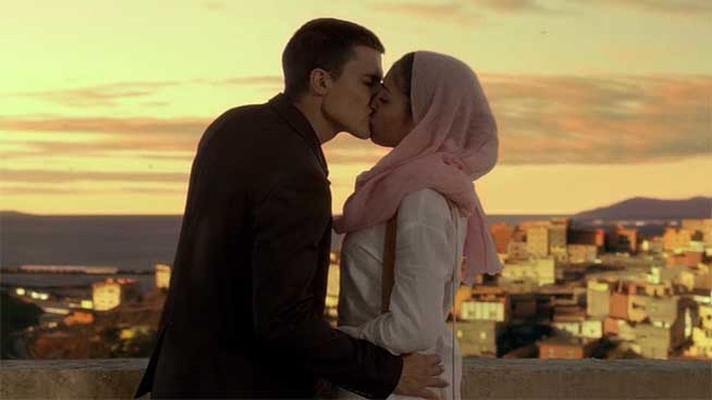 Aunque la atracción entre ambos es evidente, Fátima está prometida