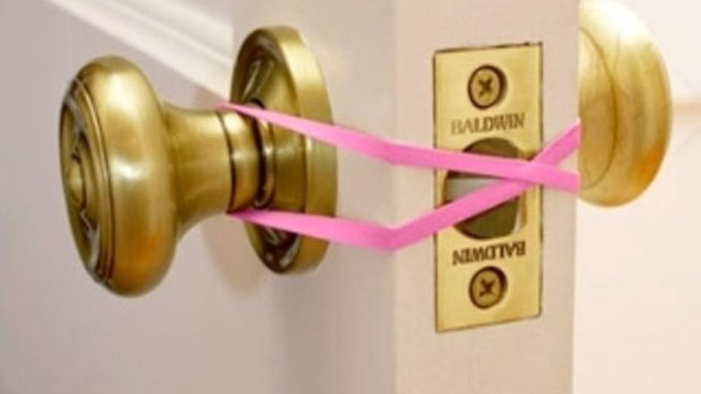 10. Coloca una goma elástica en el picaporte de tu baño para evitar que tu hijo se quede encerrado