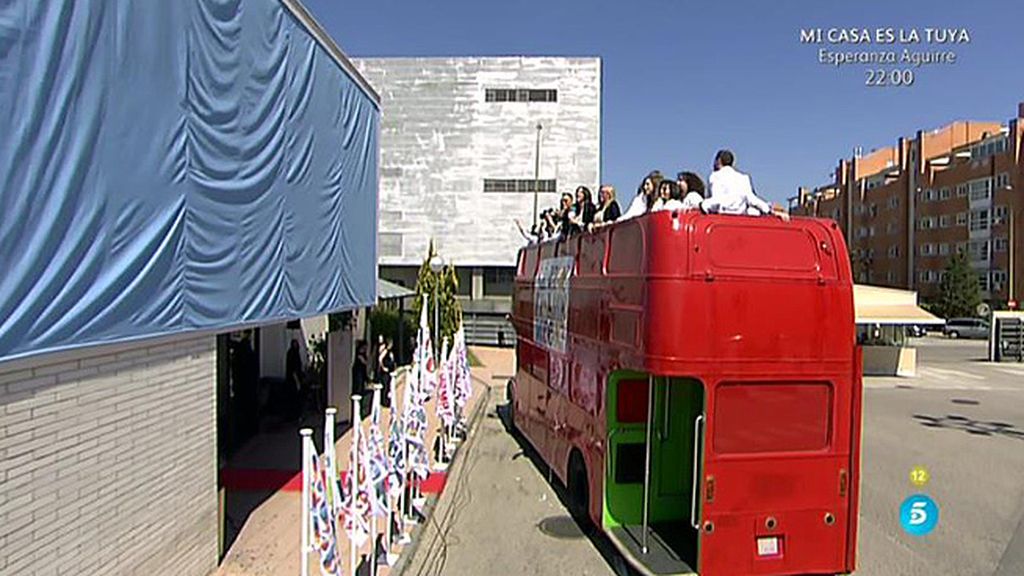 Los colaboradores de 'Sálvame' llegan a Telecinco en un bus de dos plantas