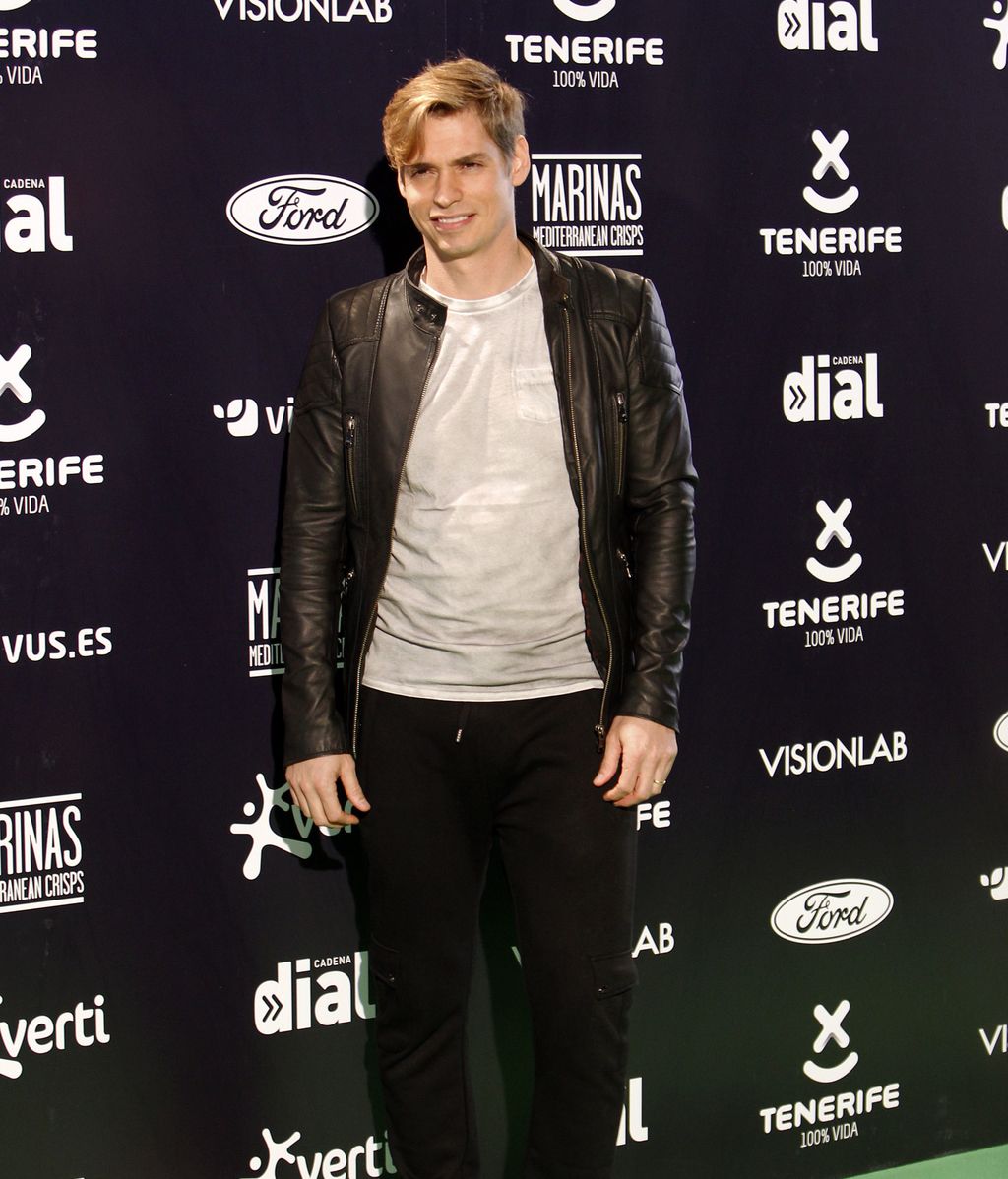 Carlos Baute de negro, gris y deportivas blancas