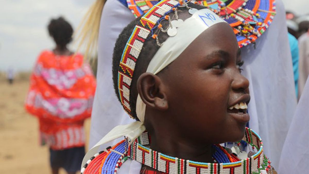 La mutilación genital femenina es sustituida por un corte de pelo en una comunidad keniata