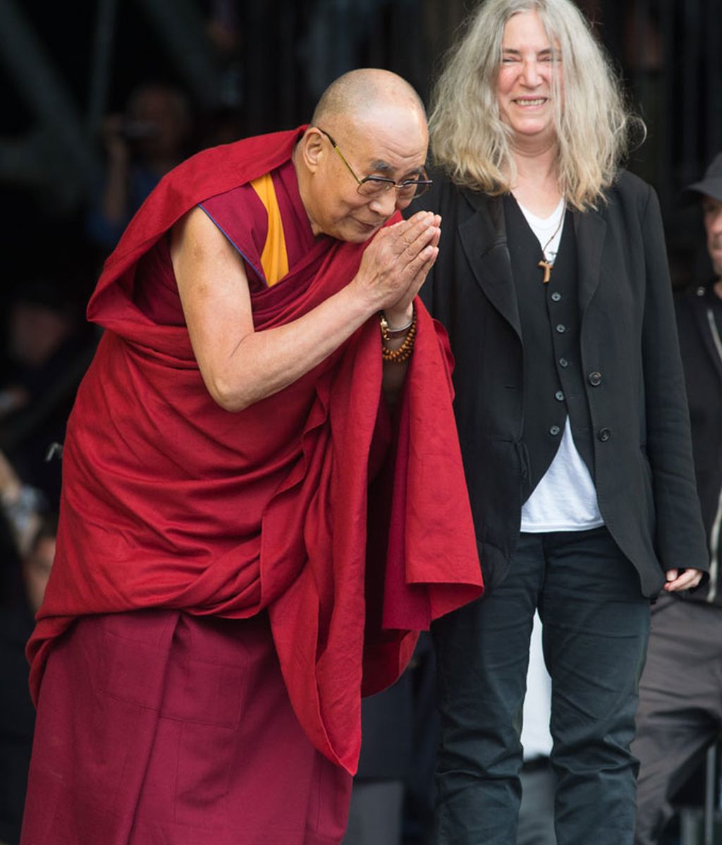 El Dalai Lama en el escenario junto a Patti Smith