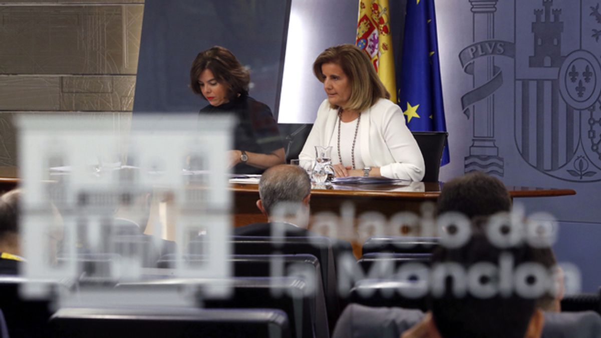 Soraya Sáen de Santamaría y Fátima Báñez tras el Consejo de Ministros