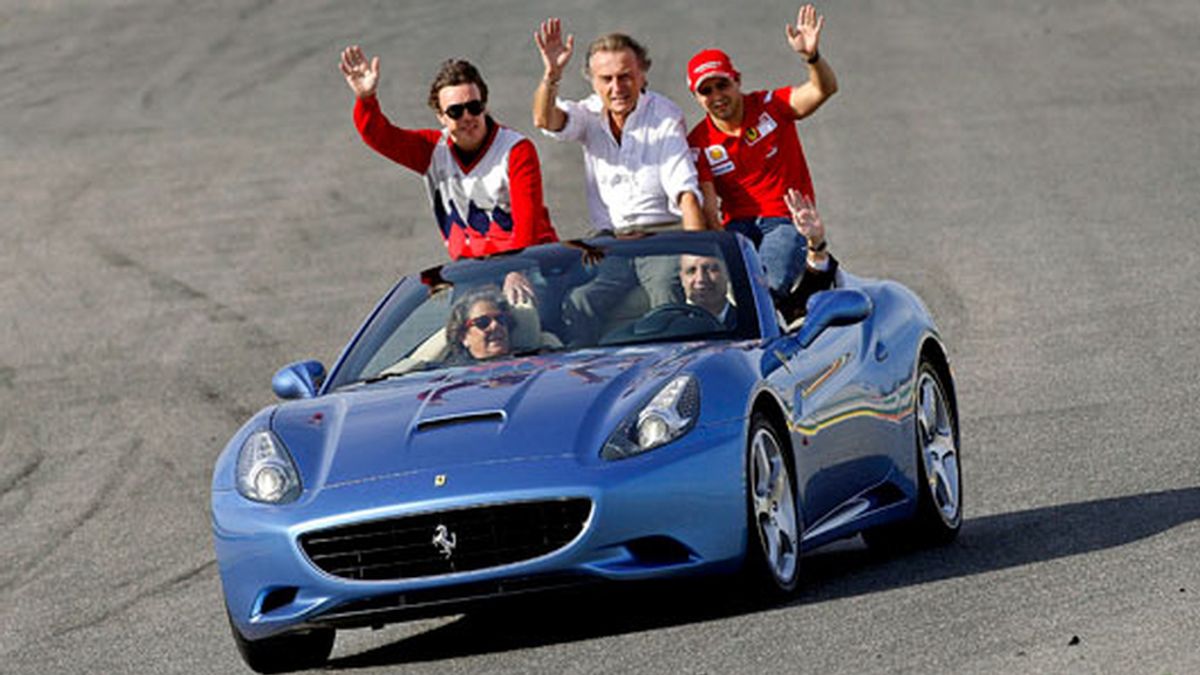 Alonso, Montezemolo y Massa han terminado la vuelta en un Ferrari conducido por Camp. Foto: EFE