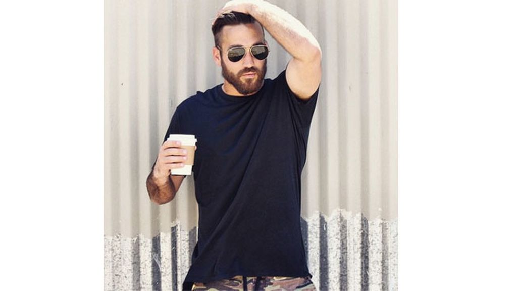 La cuenta @menandcoffee recoge fotos de chicos guapos con cafés