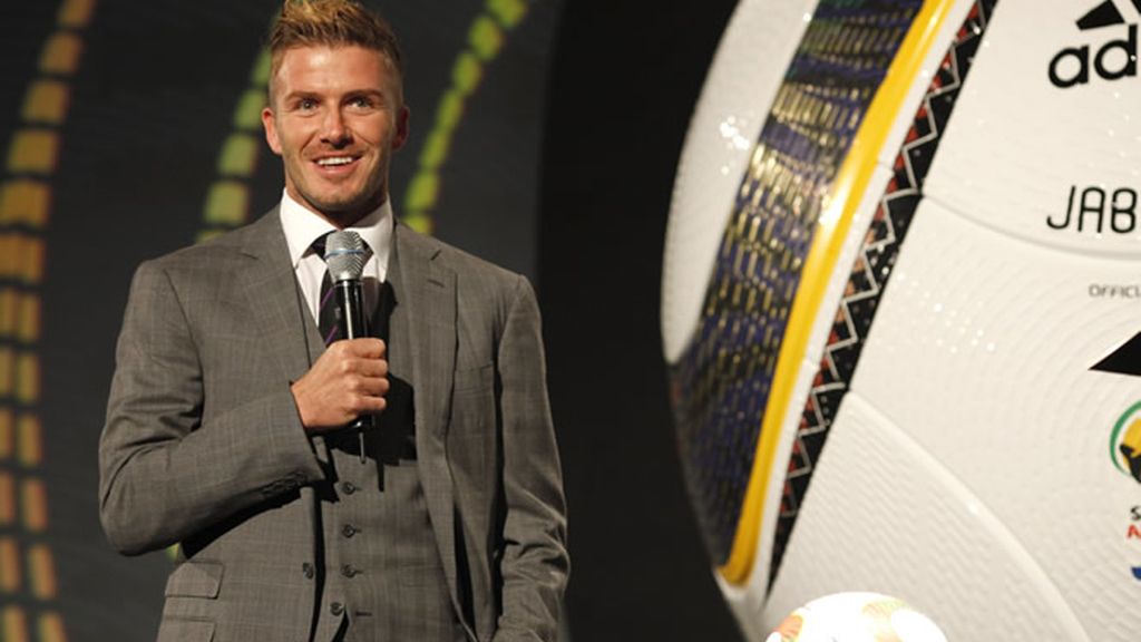 David Beckham presentó el balón oficial del Mundial 2010