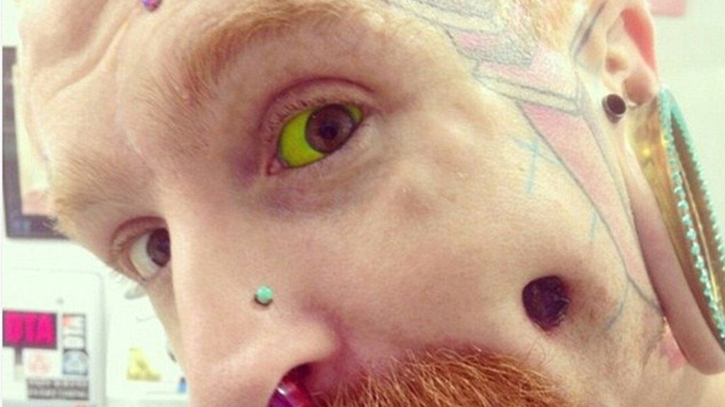 La peligrosa moda de tatuarse el globo ocular